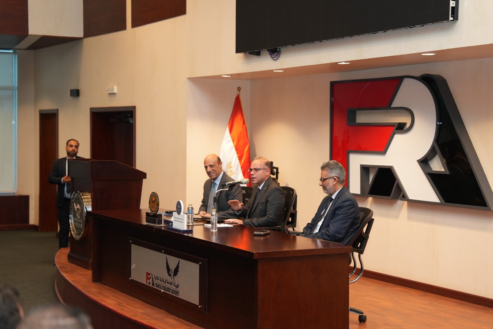 الدكتور محمد فريد يودع العاملين بالرقابة المالية قبل انتقاله لقيادة «الاستثمار»