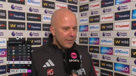 سلوت: محمد صلاح حقق إنجازًا عظيمًا.. ولا نعرف مدى خطورة إصابة لاعب ليفربول