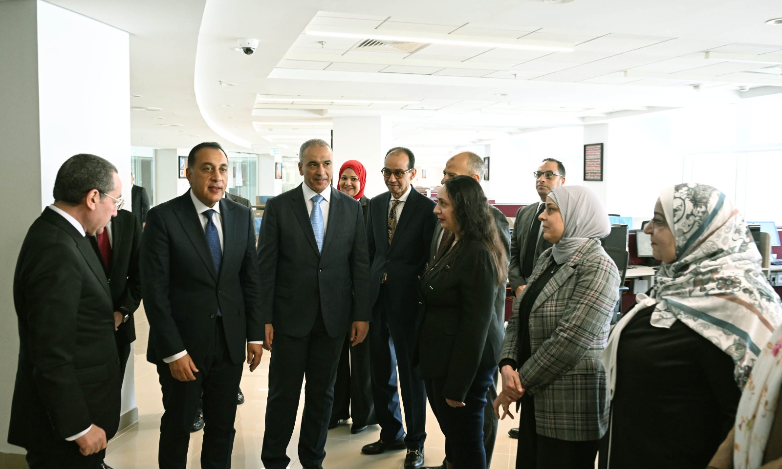 مدبولي يمر على الموظفين بجميع قطاعات مجلس الوزراء ويقدم الشكر على جهودهم المبذولة.. صور