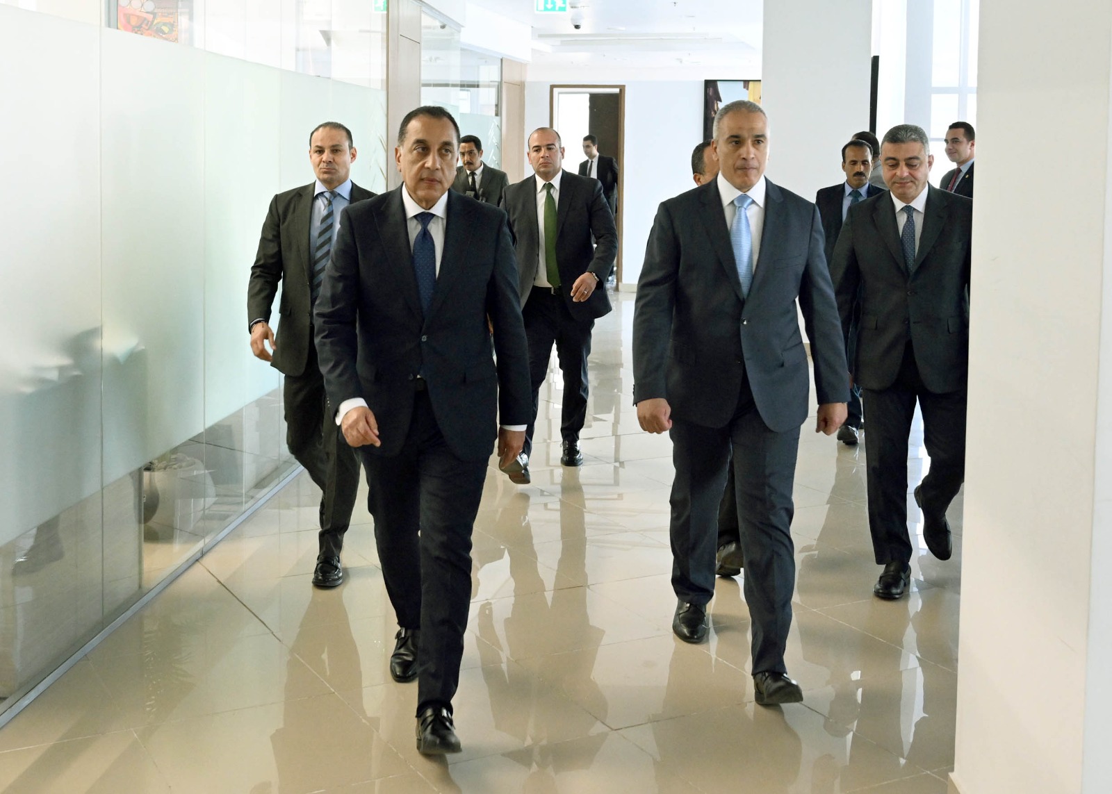 مدبولي يمر على الموظفين بجميع قطاعات مجلس الوزراء ويقدم الشكر على جهودهم المبذولة.. صور