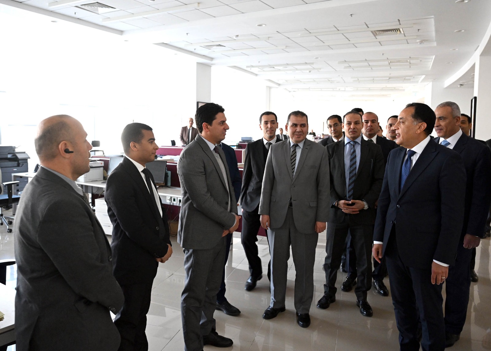 مدبولي يمر على الموظفين بجميع قطاعات مجلس الوزراء ويقدم الشكر على جهودهم المبذولة.. صور