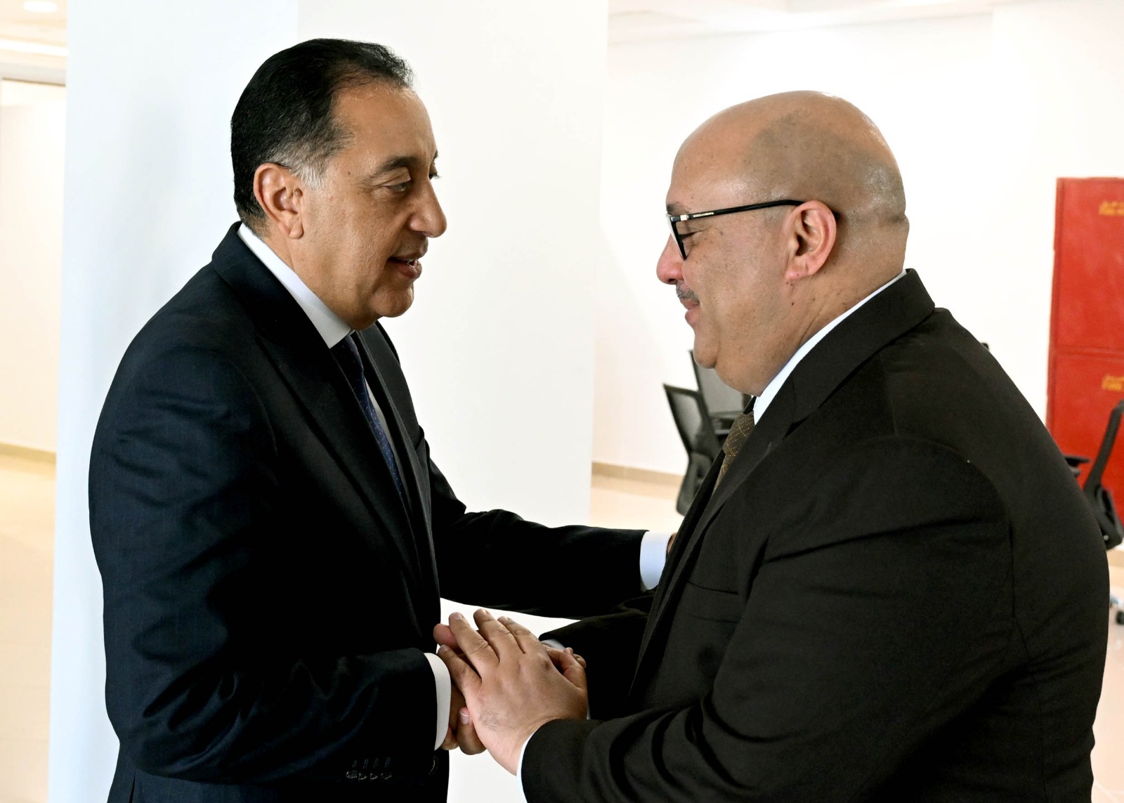 مدبولي يمر على الموظفين بجميع قطاعات مجلس الوزراء ويقدم الشكر على جهودهم المبذولة.. صور