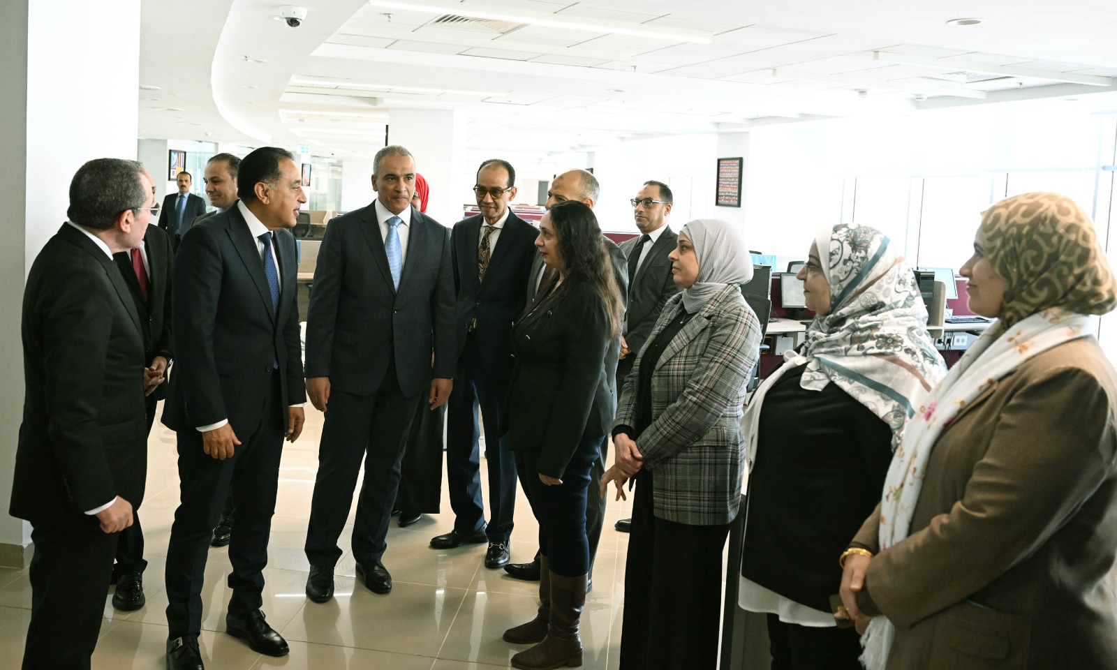 مدبولي يمر على الموظفين بجميع قطاعات مجلس الوزراء ويقدم الشكر على جهودهم المبذولة.. صور