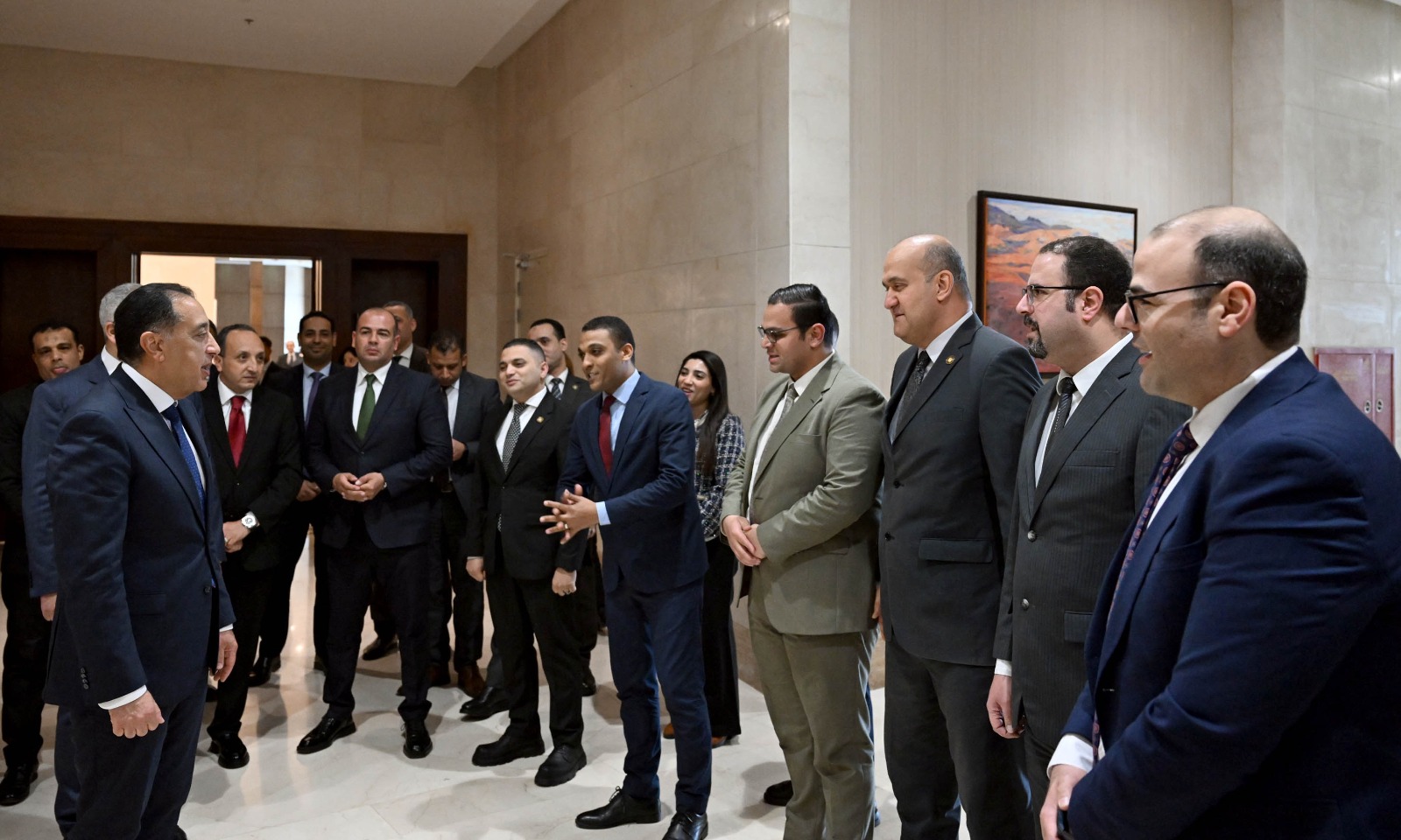 مدبولي يمر على الموظفين بجميع قطاعات مجلس الوزراء ويقدم الشكر على جهودهم المبذولة.. صور