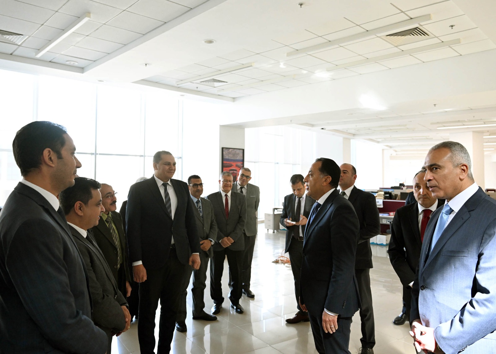 مدبولي يمر على الموظفين بجميع قطاعات مجلس الوزراء ويقدم الشكر على جهودهم المبذولة.. صور