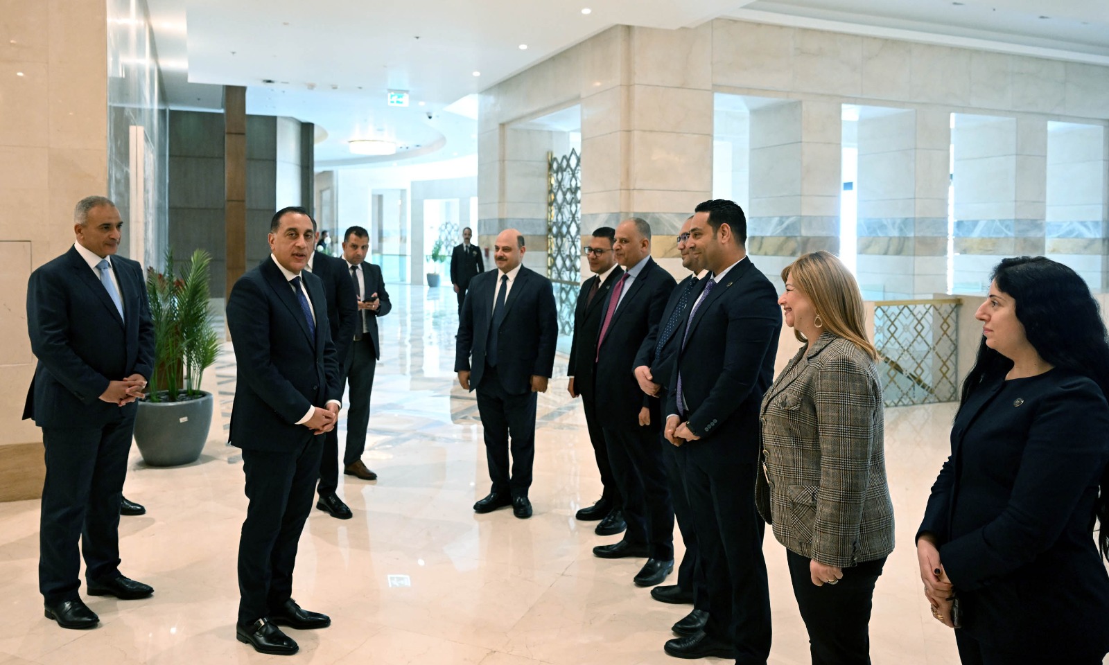 مدبولي يمر على الموظفين بجميع قطاعات مجلس الوزراء ويقدم الشكر على جهودهم المبذولة.. صور