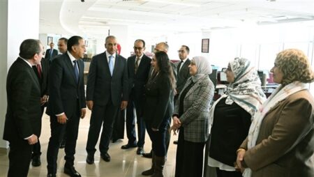 مدبولي يمر على الموظفين بجميع قطاعات مجلس الوزراء ويقدم الشكر على جهودهم المبذولة.. صور
