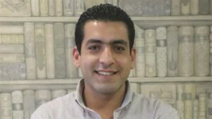 محمد غنوم يهنيء الدكتورة سمر حسام لتخرجها من كلية الطب