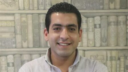 محمد غنوم يهنيء الدكتورة سمر حسام لتخرجها من كلية الطب