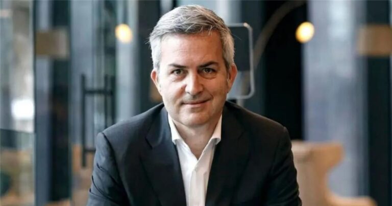 فيكتور فونت يتحدى لابورتا ويقدم وعدًا لجماهير برشلونة