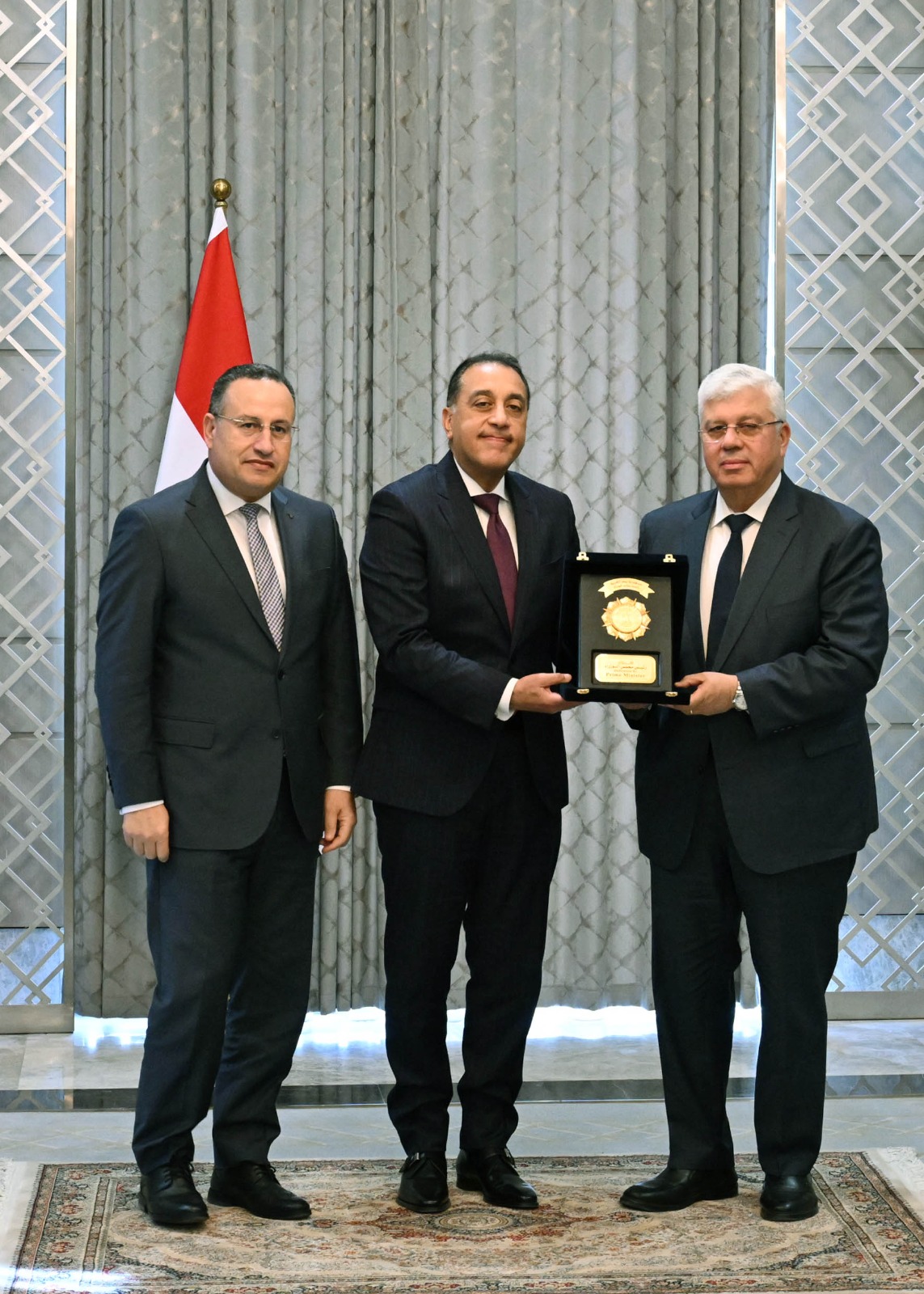 بحضور الوزراء الجدد.. "مدبولي" يُكرم الوزراء السابقين.. ويؤكد: نستكمل ما بناه السابقون.. وهدفنا جميعًا خدمة المواطن