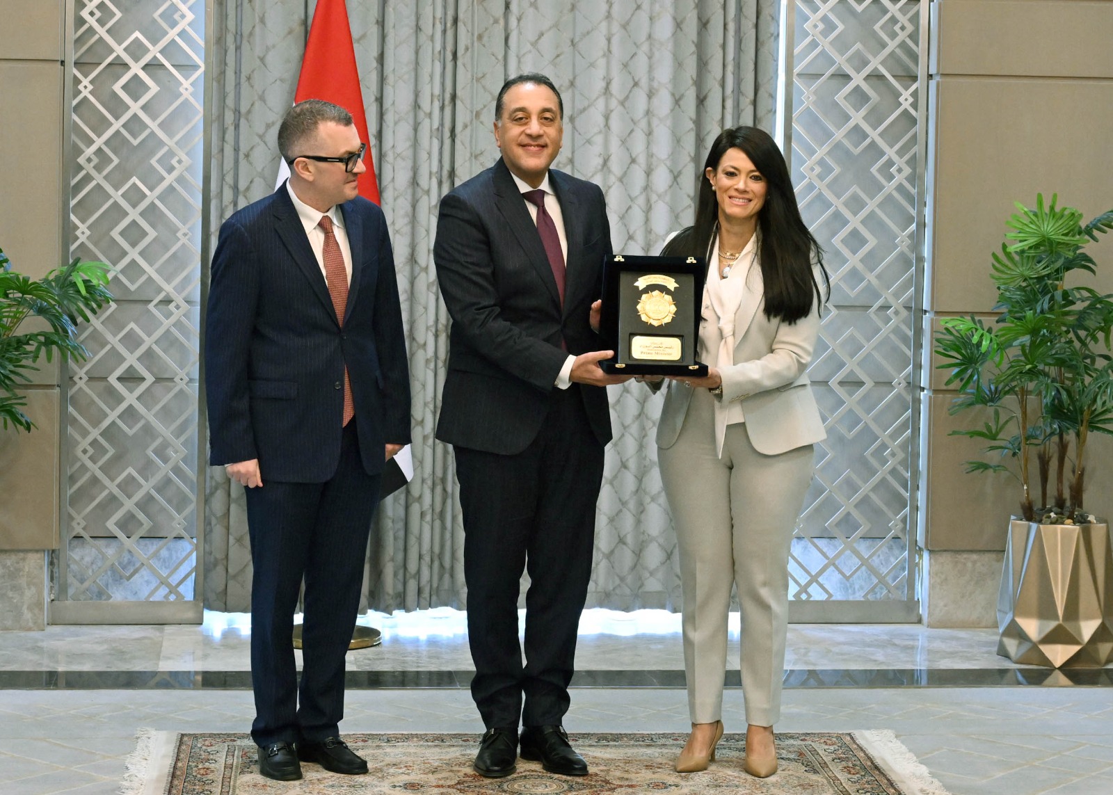 بحضور الوزراء الجدد.. "مدبولي" يُكرم الوزراء السابقين.. ويؤكد: نستكمل ما بناه السابقون.. وهدفنا جميعًا خدمة المواطن