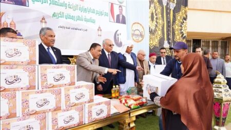 بمناسبة شهر رمضان.. "الزراعة" تدعم الأسر الأولى بالرعاية بمطروح بـ2000 كرتونة مواد غذائية