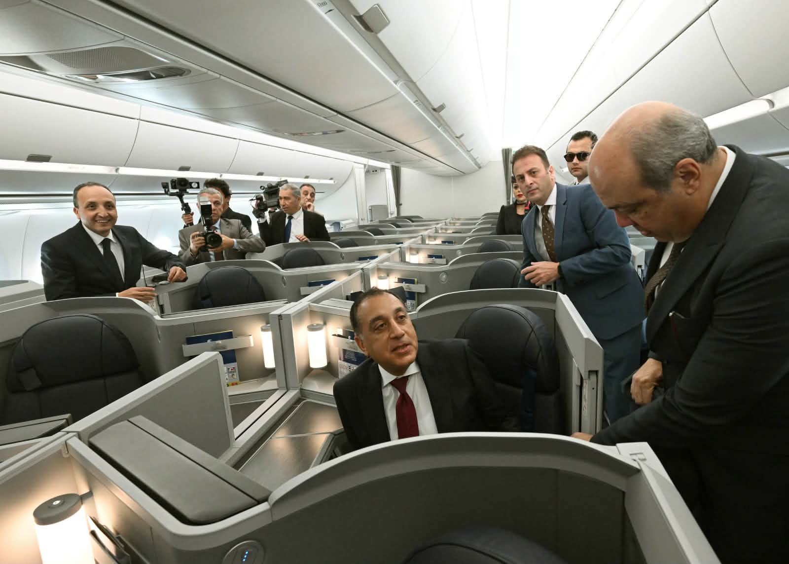 رئيس الوزراء يتفقد أول طائرة من طراز Airbus A350-900 بأسطول الناقل الوطني.. صور 4 رئيس الوزراء يتفقد أول طائرة من طراز Airbus A350-900 بأسطول الناقل الوطني.. صور