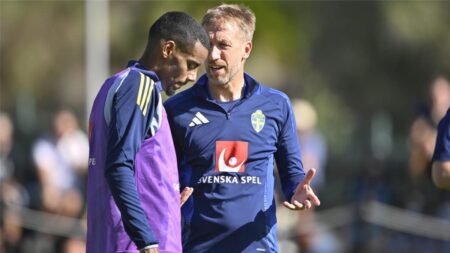 مدرب السويد يزف أنباءً سارة لجماهير ليفربول بشأن إصابة إيزاك