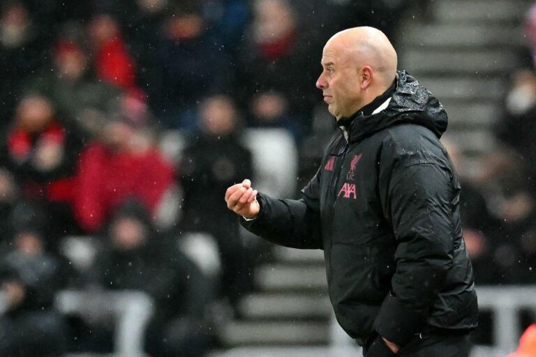 تليجراف تكشف موقف إدارة ليفربول من إقالة سلوت نهاية الموسم