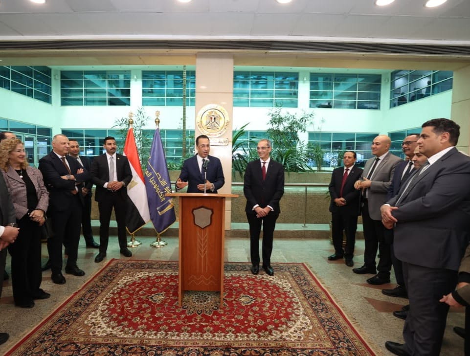 وزير الاتصالات الجديد يبحث مع سلفه ملفات "مصر الرقمية" واستدامة نمو القطاع 2 وزير الاتصالات الجديد يبحث مع سلفه ملفات "مصر الرقمية" واستدامة نمو القطاع