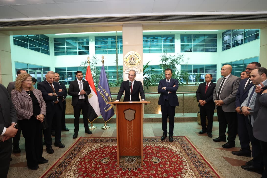 وزير الاتصالات الجديد يبحث مع سلفه ملفات "مصر الرقمية" واستدامة نمو القطاع 1 وزير الاتصالات الجديد يبحث مع سلفه ملفات "مصر الرقمية" واستدامة نمو القطاع