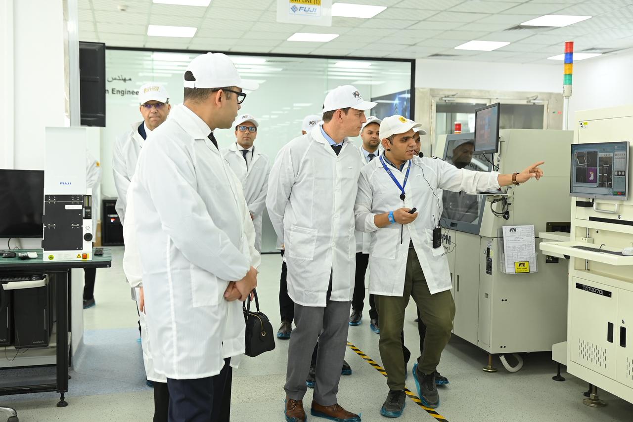 «شنايدر إلكتريك» و«زيروتك» تدفعان توطين وحدات الداتا سنتر عبر «العربية للتصنيع» 4 «شنايدر إلكتريك» و«زيروتك» تدفعان توطين وحدات الداتا سنتر عبر «العربية للتصنيع»