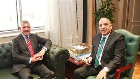 وزير الكهرباء يستقبل سفير الدانمارك بالقاهرة لبحث الفرص الاستثمارية بالطاقات المتجددة