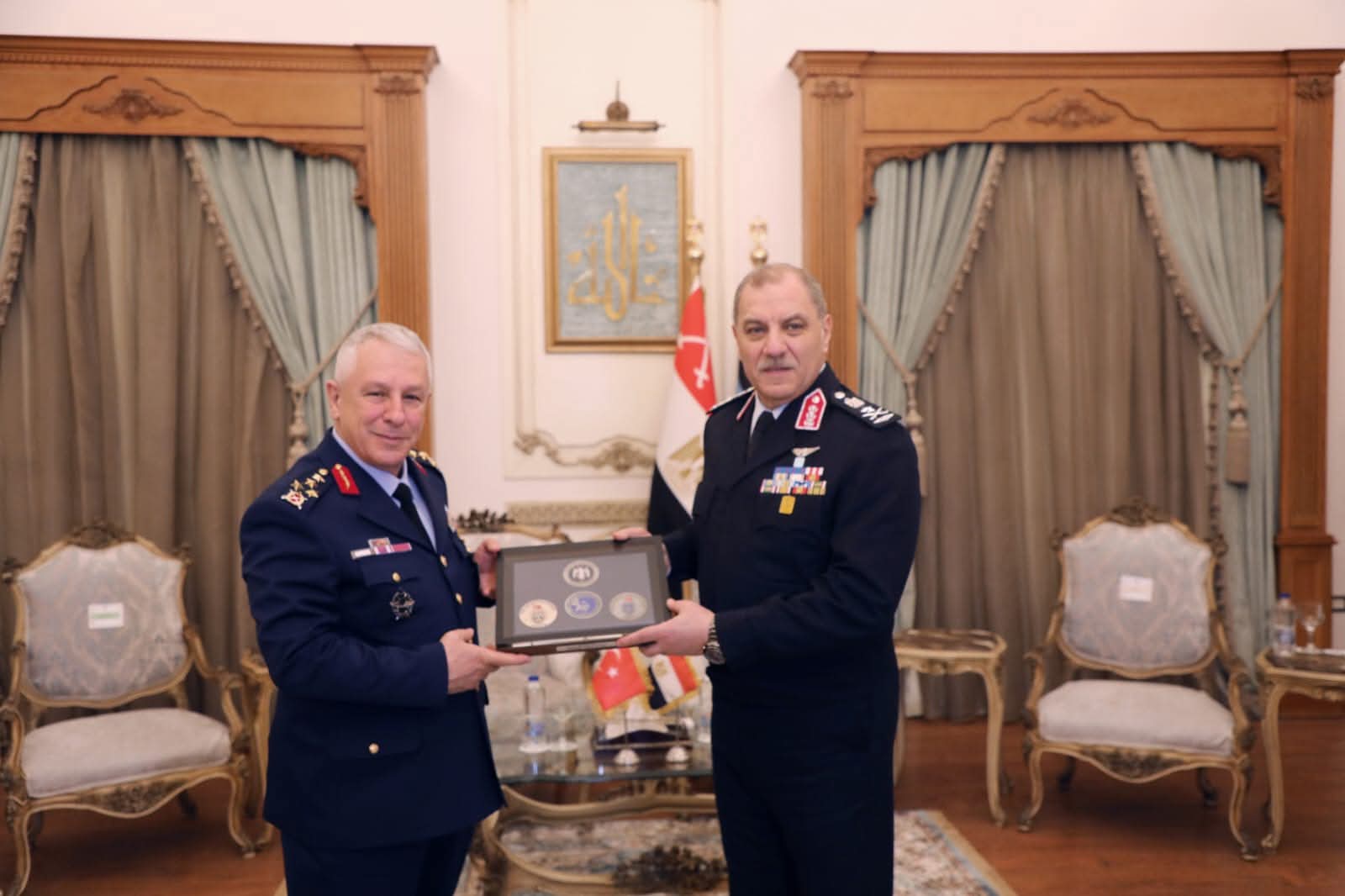 قائد القوات الجوية يلتقي نظيره التركي.. صور