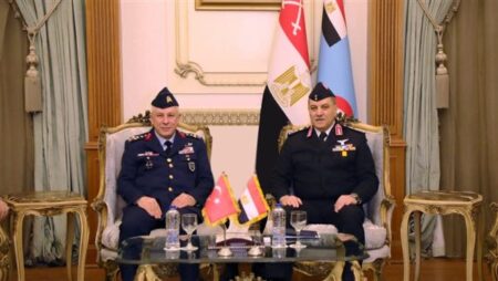قائد القوات الجوية يلتقي نظيره التركي.. صور