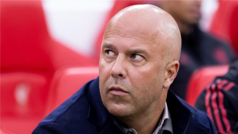 بسبب الكاريزما.. إعلامي شهير يسخر من روني بعد انتقاده لـ سلوت