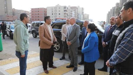 محافظ القاهرة يجري جولة مفاجئة في سوقي «الأمل» و«المنهل» بمدينة نصر