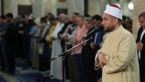 يعمرون مساجد الله.. آلاف المصلين يؤدون صلاتي العشاء والتراويح بالجامع الأزهر في الليلة الثانية من رمضان