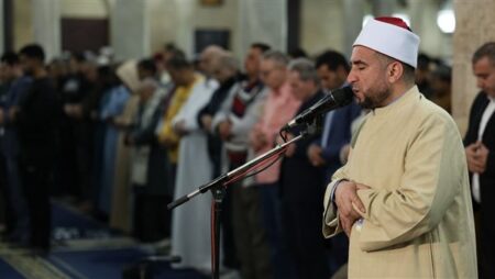 يعمرون مساجد الله.. آلاف المصلين يؤدون صلاتي العشاء والتراويح بالجامع الأزهر في الليلة الثانية من رمضان