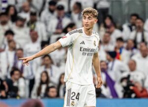 ريال مدريد يعلن إصابة دين هويسن.. ومدة غيابه