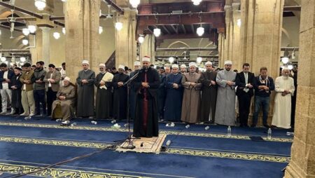 آلاف المصلين يحيون الليلة الثالثة من رمضان في صلاتي العشاء والتراويح