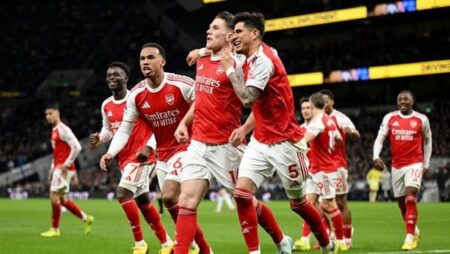 أرسنال يتشبث بالصدراة ويصعق توتنهام برباعية