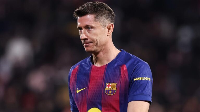 غضب وإحباط.. استبدال ليفاندوفسكي يزيد الشكوك بشأن مستقبله مع برشلونة غضب وإحباط.. استبدال ليفاندوفسكي يزيد الشكوك بشأن مستقبله مع برشلونة