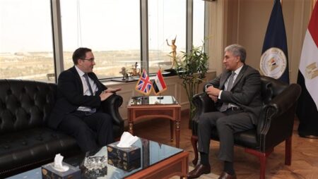 وزير السياحة يبحث مع سفير المملكة المتحدة تعزيز التعاون بين البلدين