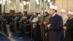 في الليلة السابعة من رمضان.. أروقة الجامع الأزهر تمتلئ بالمصلين في صلاتي العشاء والتراويح