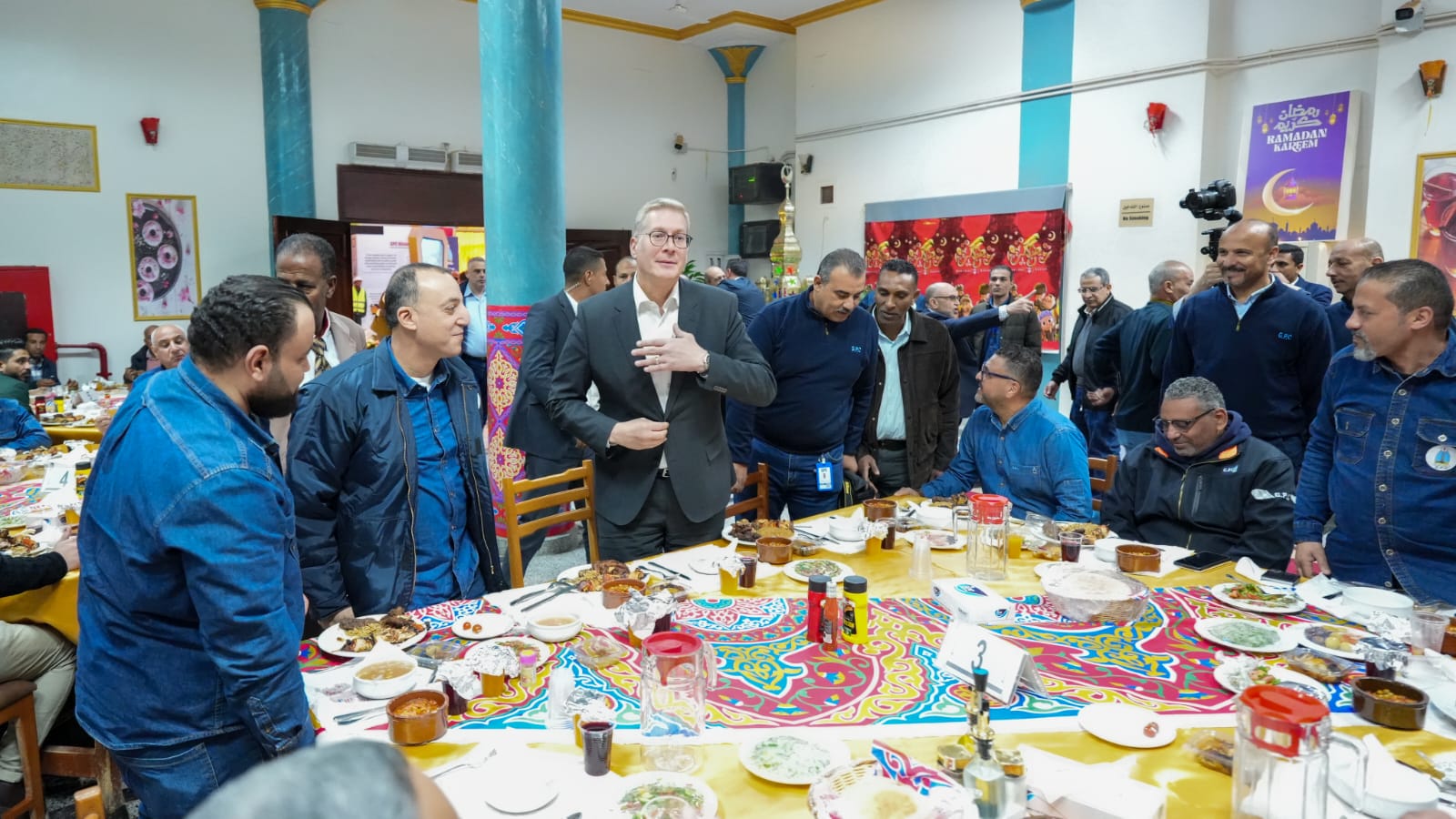 وزير البترول يشارك إفطار رمضان مع العاملين في حقول رأس غارب 3 وزير البترول يشارك إفطار رمضان مع العاملين في حقول رأس غارب