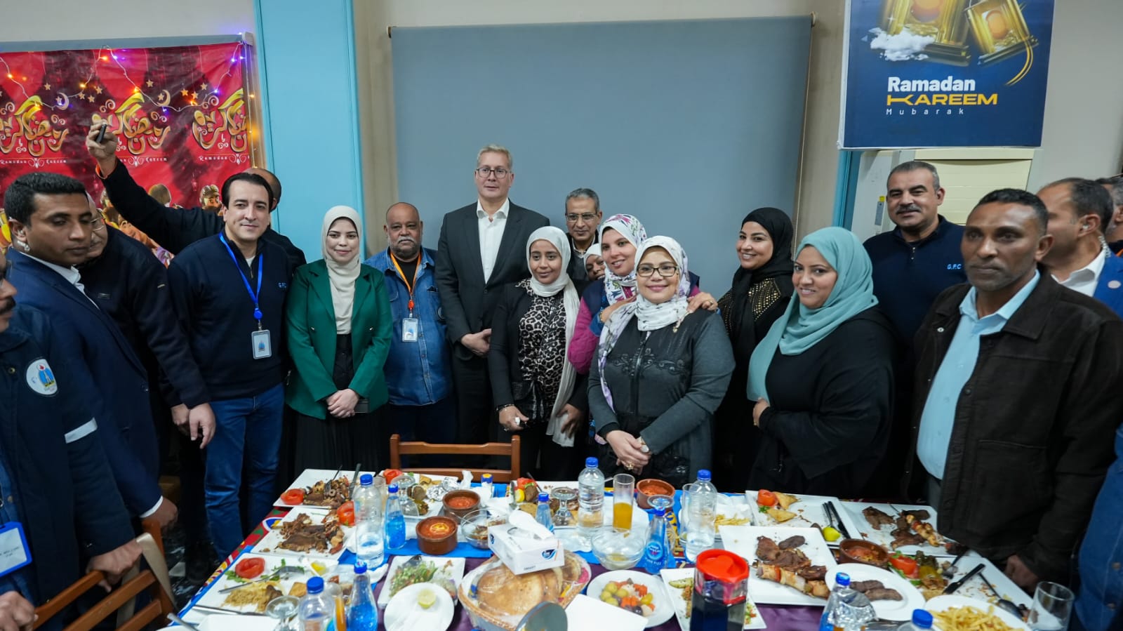 وزير البترول يشارك إفطار رمضان مع العاملين في حقول رأس غارب 5 وزير البترول يشارك إفطار رمضان مع العاملين في حقول رأس غارب