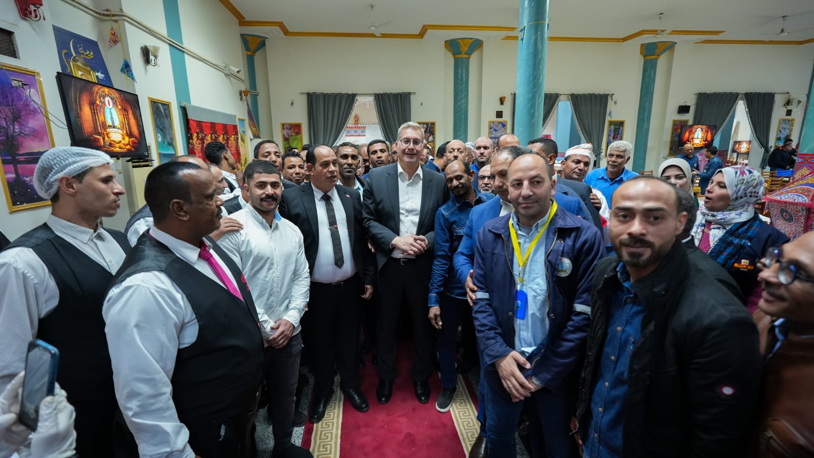 وزير البترول يشارك إفطار رمضان مع العاملين في حقول رأس غارب 4 وزير البترول يشارك إفطار رمضان مع العاملين في حقول رأس غارب