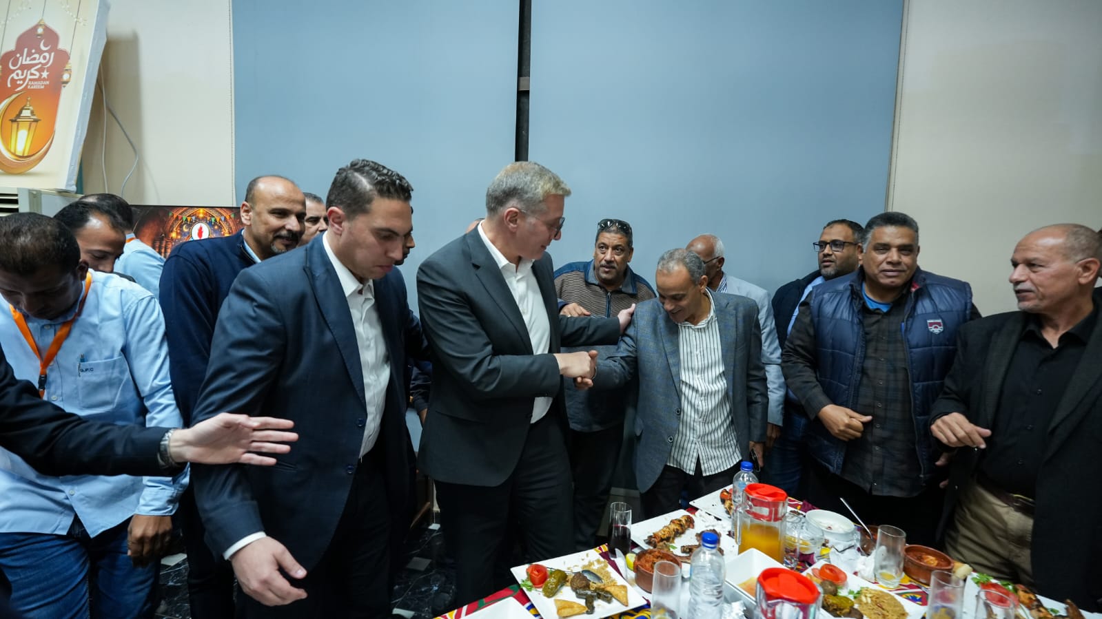 وزير البترول يشارك إفطار رمضان مع العاملين في حقول رأس غارب 7 وزير البترول يشارك إفطار رمضان مع العاملين في حقول رأس غارب