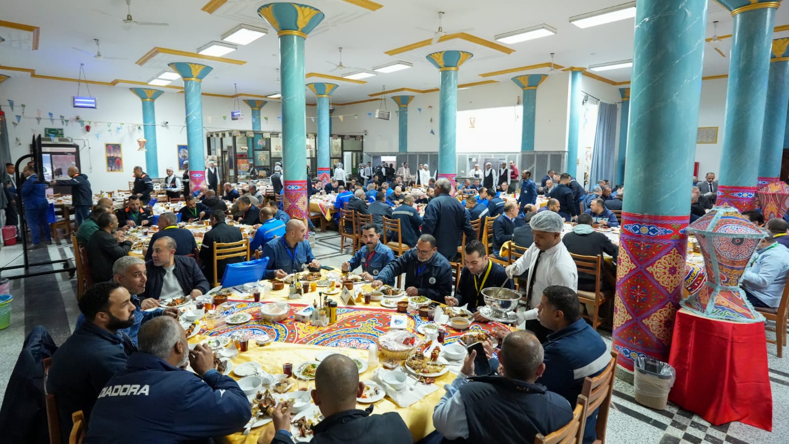 وزير البترول يشارك إفطار رمضان مع العاملين في حقول رأس غارب 8 وزير البترول يشارك إفطار رمضان مع العاملين في حقول رأس غارب