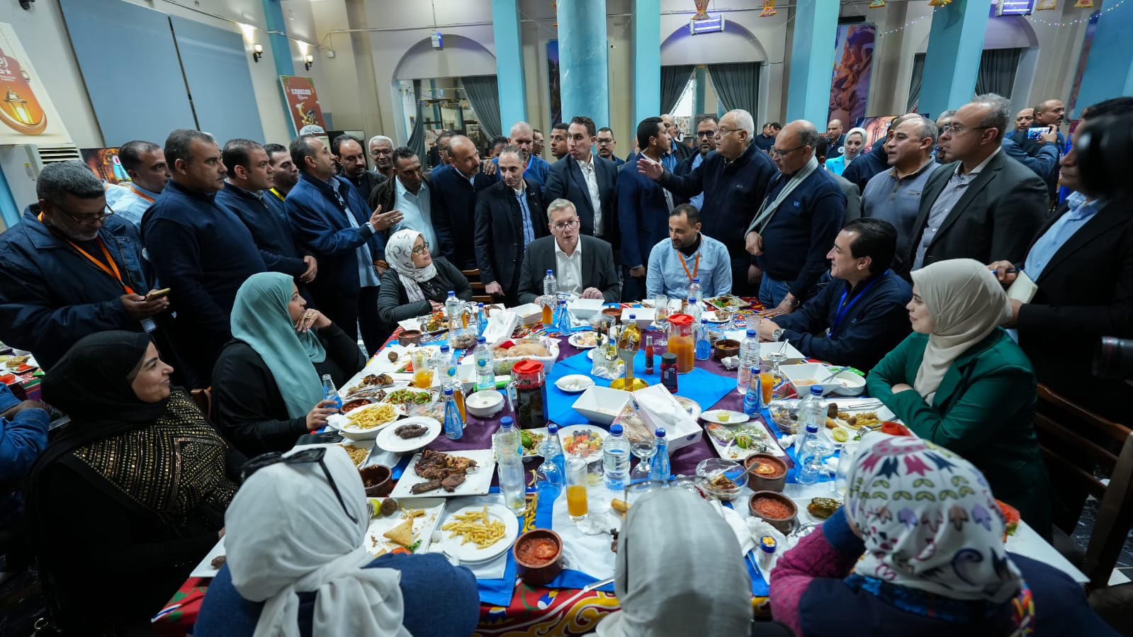 وزير البترول يشارك إفطار رمضان مع العاملين في حقول رأس غارب 6 وزير البترول يشارك إفطار رمضان مع العاملين في حقول رأس غارب