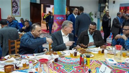 وزير البترول يشارك إفطار رمضان مع العاملين في حقول رأس غارب