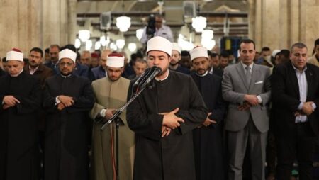 الليلة الثامنة من رمضان.. الجامع الأزهر يعمر بالمصلين في صلاتي العشاء والتراويح
