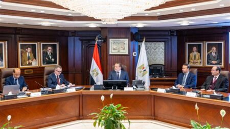 محافظ البنك المركزي ووزير التخطيط والتنمية الاقتصادية يبحثان أوجه التعاون المشترك