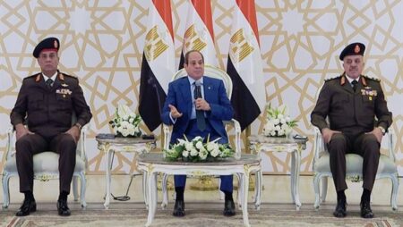 7 صور ترصد أداء السيسي صلاة الجمعة ولقاء قادة القوات المسلحة