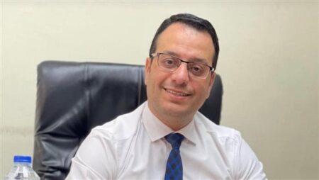 نيران الخليج تجعل الدولار الرابح الأكبر وعملات الأسواق الناشئة في دائرة الخطر