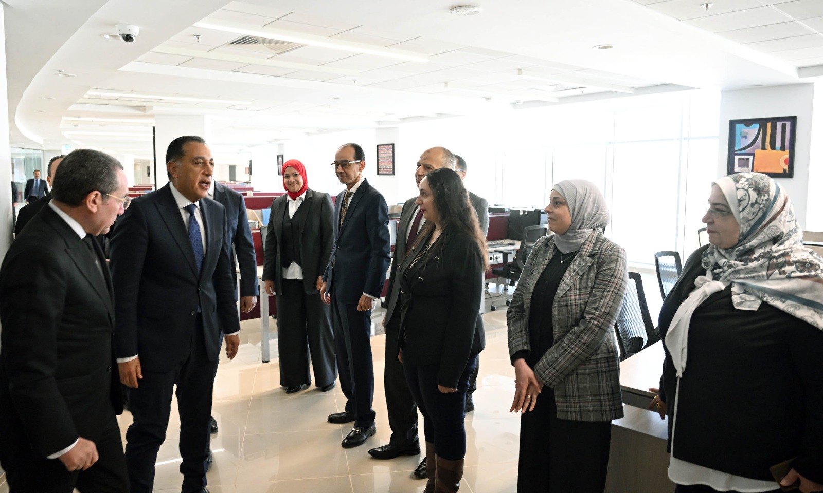 مدبولي يمر على الموظفين بجميع قطاعات مجلس الوزراء ويقدم الشكر على جهودهم المبذولة.. صور