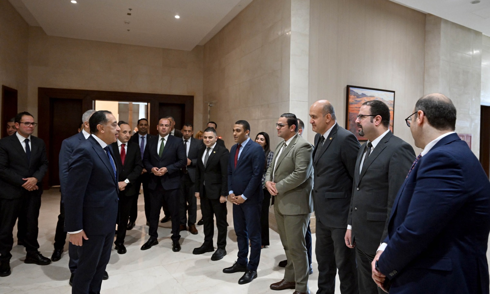 مدبولي يمر على الموظفين بجميع قطاعات مجلس الوزراء ويقدم الشكر على جهودهم المبذولة.. صور