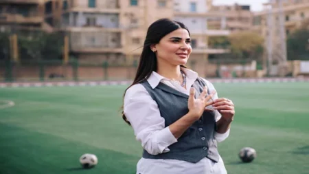 نورهان منصور تخطف الأنظار بإطلالة شتوية وسط الجبال والأشجار